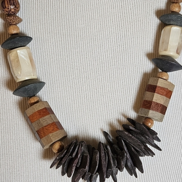 BEAUTIFUL Chunky Wooden Beads statement necklace. - Picture 5 of 8